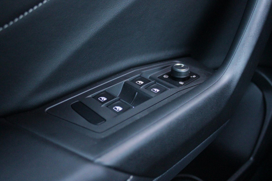 Volkswagen T-Roc Cabrio 1.5 TSI 150PK AUTOMAAT R-LINE BLACK STYLE | AFNEEMBARE TREKHAAK | ACHTERUITRIJCAMERA | NAVIGATIE  | IQ LIGHT MATRIX KOPLAMPEN | DAB+ RADIO | DRAADLOOS APPLE CARPLAY/ANDROID AUTO | ADAPTIVE CRUISE CONTROL | STOEL/STUUR VERWARMING | 18" LICHTMETALEN VELGEN BLACK | PARKEERSENSOREN VOOR + ACHTER | VIRTUAL COCKPIT | DODEHOEK DETECTIE | R-LINE BEKLEDING | DAB+ RADIO |