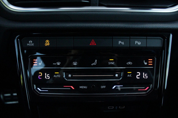 Volkswagen T-Roc Cabrio 1.5 TSI 150PK AUTOMAAT R-LINE BLACK STYLE | AFNEEMBARE TREKHAAK | ACHTERUITRIJCAMERA | NAVIGATIE  | IQ LIGHT MATRIX KOPLAMPEN | DAB+ RADIO | DRAADLOOS APPLE CARPLAY/ANDROID AUTO | ADAPTIVE CRUISE CONTROL | STOEL/STUUR VERWARMING | 18" LICHTMETALEN VELGEN BLACK | PARKEERSENSOREN VOOR + ACHTER | VIRTUAL COCKPIT | DODEHOEK DETECTIE | R-LINE BEKLEDING | DAB+ RADIO |
