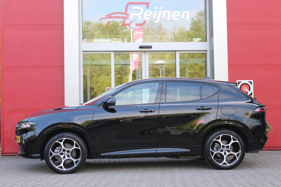 Alfa Romeo Tonale 1.3T PHEV 280PK SPRINT | ADAPTIVE CRUISE CONTROL | LED MATRIX KOPLAMPEN | STOEL/STUUR VERWARMING | PARKEERSENSOREN VOOR + ACHTER | ACHTERUITRIJ CAMERA | DRAADLOZE APPLE CARPLAY/ANDROID AUTO | NAVIGATIE | CLIMATE CONTROL | DRAADLOZE TELEFOONLADER |