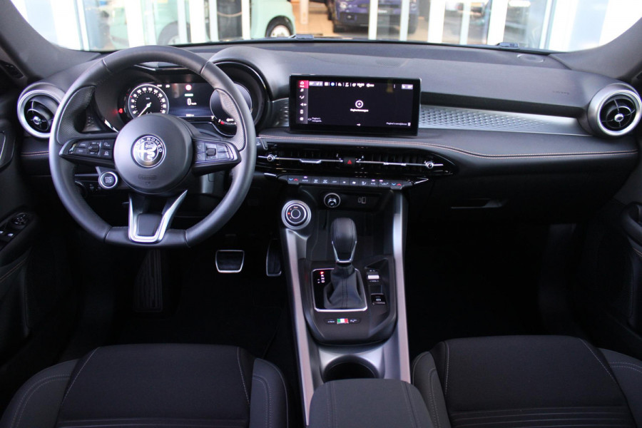 Alfa Romeo Tonale 1.3T PHEV 280PK SPRINT | ADAPTIVE CRUISE CONTROL | LED MATRIX KOPLAMPEN | STOEL/STUUR VERWARMING | PARKEERSENSOREN VOOR + ACHTER | ACHTERUITRIJ CAMERA | DRAADLOZE APPLE CARPLAY/ANDROID AUTO | NAVIGATIE | CLIMATE CONTROL | DRAADLOZE TELEFOONLADER |