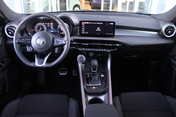 Alfa Romeo Tonale 1.3T PHEV 280PK SPRINT | ADAPTIVE CRUISE CONTROL | LED MATRIX KOPLAMPEN | STOEL/STUUR VERWARMING | PARKEERSENSOREN VOOR + ACHTER | ACHTERUITRIJ CAMERA | DRAADLOZE APPLE CARPLAY/ANDROID AUTO | NAVIGATIE | CLIMATE CONTROL | DRAADLOZE TELEFOONLADER |