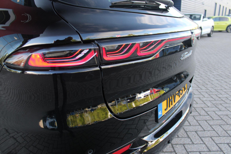 Alfa Romeo Tonale 1.3T PHEV 280PK SPRINT | ADAPTIVE CRUISE CONTROL | LED MATRIX KOPLAMPEN | STOEL/STUUR VERWARMING | PARKEERSENSOREN VOOR + ACHTER | ACHTERUITRIJ CAMERA | DRAADLOZE APPLE CARPLAY/ANDROID AUTO | NAVIGATIE | CLIMATE CONTROL | DRAADLOZE TELEFOONLADER |