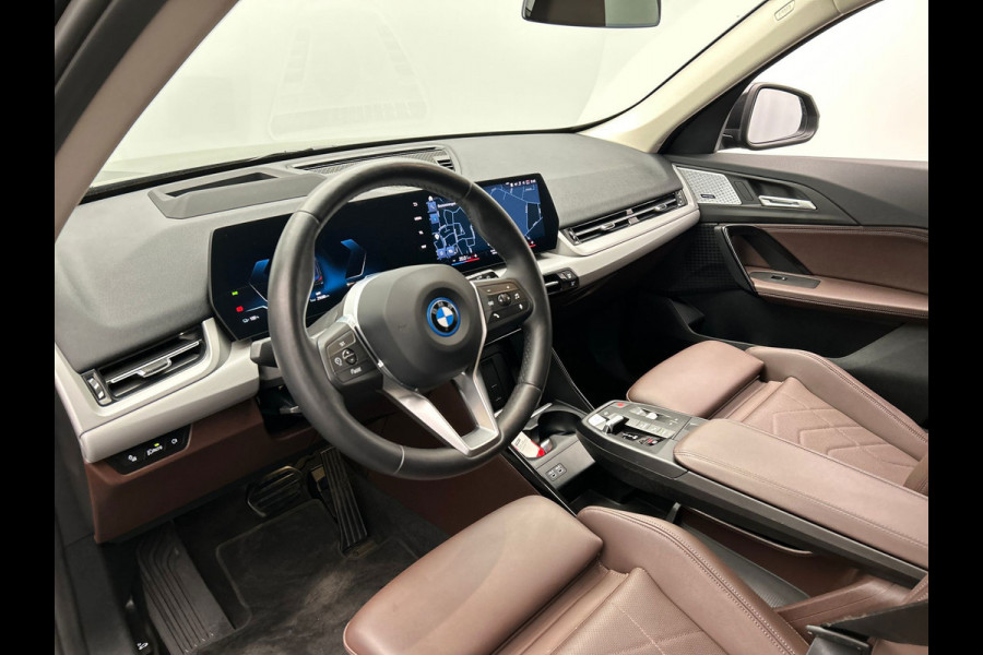 BMW iX1 XDrive30 Launch Edition 67 kWh | Carplay | SOH 99.6% | Leder | Harman/Kardon | Head-up display | Camera |
