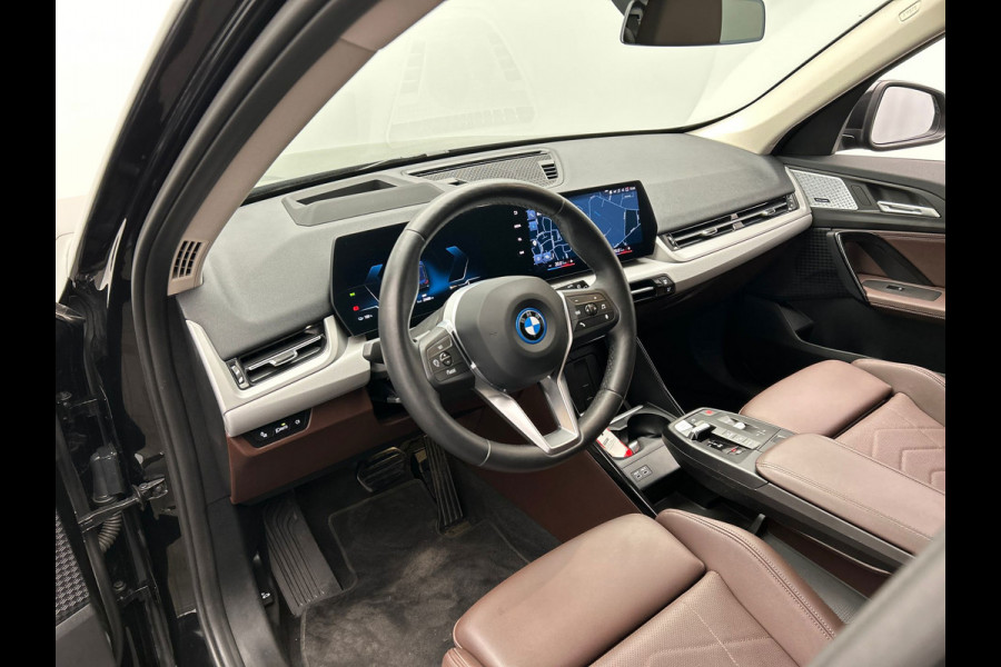 BMW iX1 XDrive30 Launch Edition 67 kWh | Carplay | SOH 99.6% | Leder | Harman/Kardon | Head-up display | Camera |