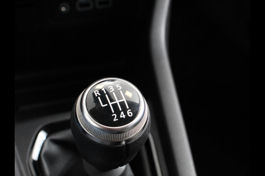 Renault Clio 1.0 TCe 90 Evolution Climate control Cruise control Camera Parkeersensoren achter Verwarmde voorstoelen Stuurverwarming LED Trekhaak Apple Carplay/ Android Auto