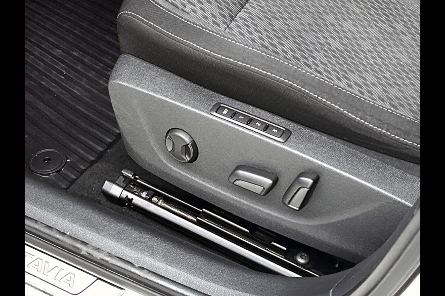 Škoda Octavia Combi 1.4 TSI iV PHEV Sportline Business(Goed OnderH, Carplay/ Android, Camera, Elektrische Stoelen, StoelV, Etc)