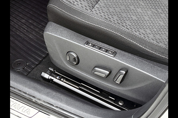 Škoda Octavia Combi 1.4 TSI iV PHEV Sportline Business(Goed OnderH, Carplay/ Android, Camera, Elektrische Stoelen, StoelV, Etc)