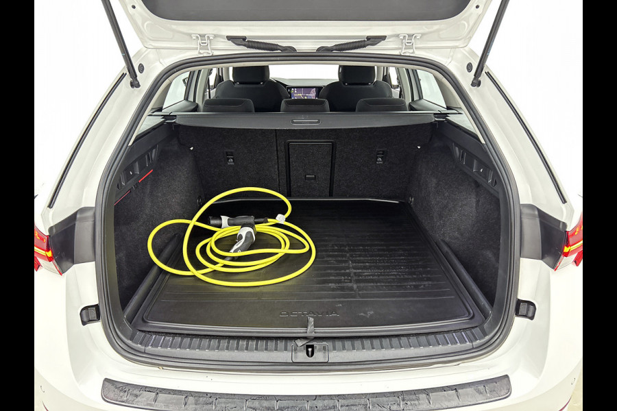 Škoda Octavia Combi 1.4 TSI iV PHEV Sportline Business(Goed OnderH, Carplay/ Android, Camera, Elektrische Stoelen, StoelV, Etc)
