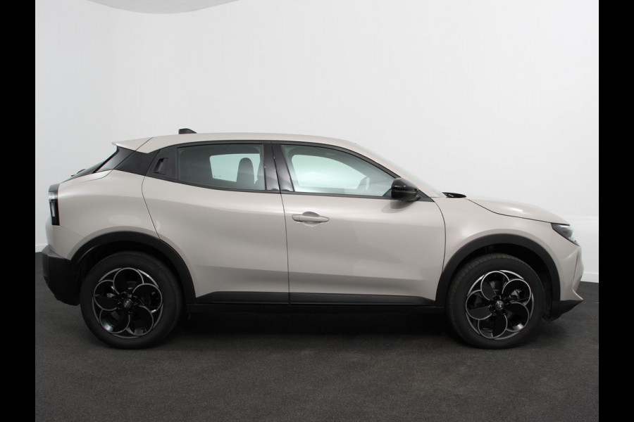 Alfa Romeo junior Elettrica Automaat 156PK Adaptieve Cruise Control LMV 18 inch Full Led Matrix Parkeer sensoren Navigatie Apple Carplay / Android auto  Climate Control