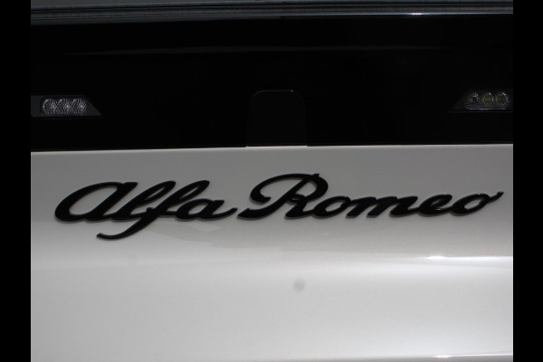 Alfa Romeo junior Elettrica Automaat 156PK Adaptieve Cruise Control LMV 18 inch Full Led Matrix Parkeer sensoren Navigatie Apple Carplay / Android auto  Climate Control