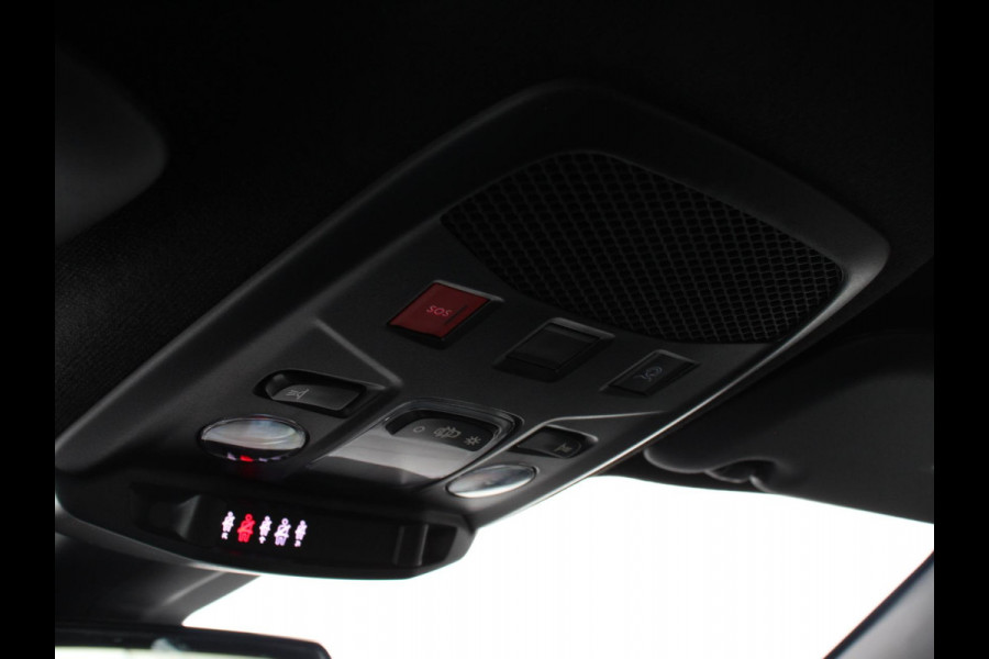 Alfa Romeo junior Elettrica Automaat 156PK Adaptieve Cruise Control LMV 18 inch Full Led Matrix Parkeer sensoren Navigatie Apple Carplay / Android auto  Climate Control