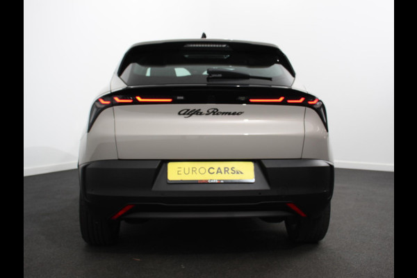 Alfa Romeo junior Elettrica Automaat 156PK Adaptieve Cruise Control LMV 18 inch Full Led Matrix Parkeer sensoren Navigatie Apple Carplay / Android auto  Climate Control