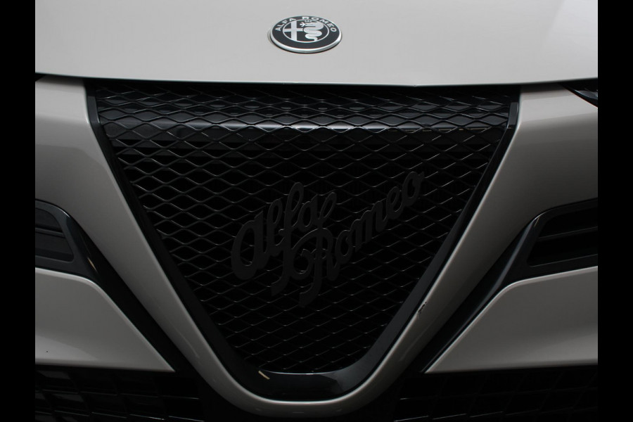 Alfa Romeo junior Elettrica Automaat 156PK Adaptieve Cruise Control LMV 18 inch Full Led Matrix Parkeer sensoren Navigatie Apple Carplay / Android auto  Climate Control