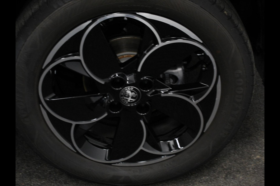 Alfa Romeo junior Elettrica Automaat 156PK Adaptieve Cruise Control LMV 18 inch Full Led Matrix Parkeer sensoren Navigatie Apple Carplay / Android auto  Climate Control