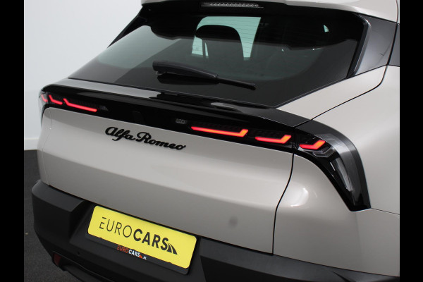 Alfa Romeo junior Elettrica Automaat 156PK Adaptieve Cruise Control LMV 18 inch Full Led Matrix Parkeer sensoren Navigatie Apple Carplay / Android auto  Climate Control