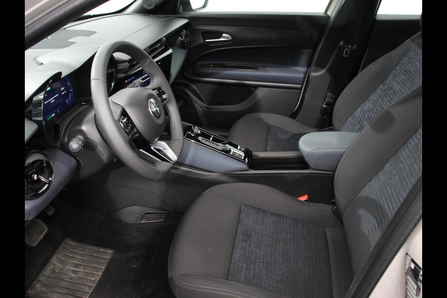 Alfa Romeo junior Elettrica Automaat 156PK Adaptieve Cruise Control LMV 18 inch Full Led Matrix Parkeer sensoren Navigatie Apple Carplay / Android auto  Climate Control