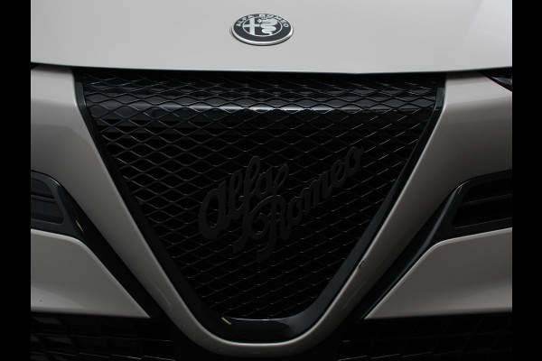 Alfa Romeo junior Elettrica Automaat 156PK Adaptieve Cruise Control LMV 18 inch Full Led Matrix Parkeer sensoren Navigatie Apple Carplay / Android auto  Climate Control