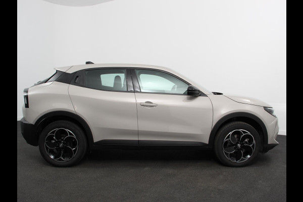 Alfa Romeo junior Elettrica Automaat 156PK Adaptieve Cruise Control LMV 18 inch Full Led Matrix Parkeer sensoren Navigatie Apple Carplay / Android auto  Climate Control