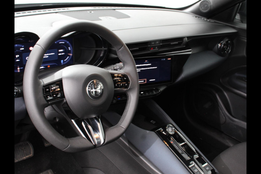 Alfa Romeo junior Elettrica Automaat 156PK Adaptieve Cruise Control LMV 18 inch Full Led Matrix Parkeer sensoren Navigatie Apple Carplay / Android auto  Climate Control