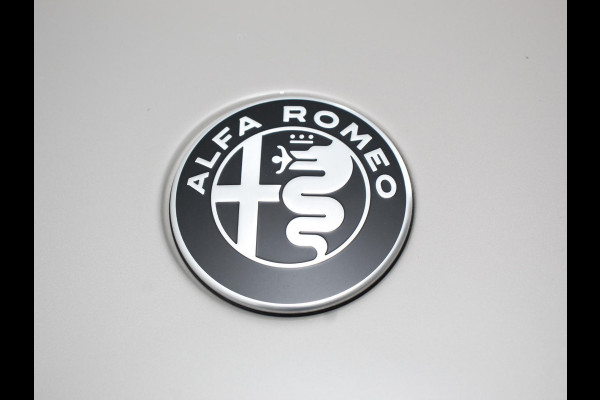 Alfa Romeo junior Elettrica Automaat 156PK Adaptieve Cruise Control LMV 18 inch Full Led Matrix Parkeer sensoren Navigatie Apple Carplay / Android auto  Climate Control