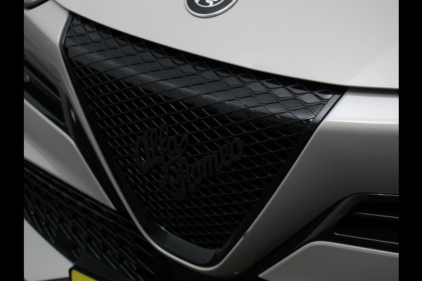 Alfa Romeo junior Elettrica Automaat 156PK Adaptieve Cruise Control LMV 18 inch Full Led Matrix Parkeer sensoren Navigatie Apple Carplay / Android auto  Climate Control