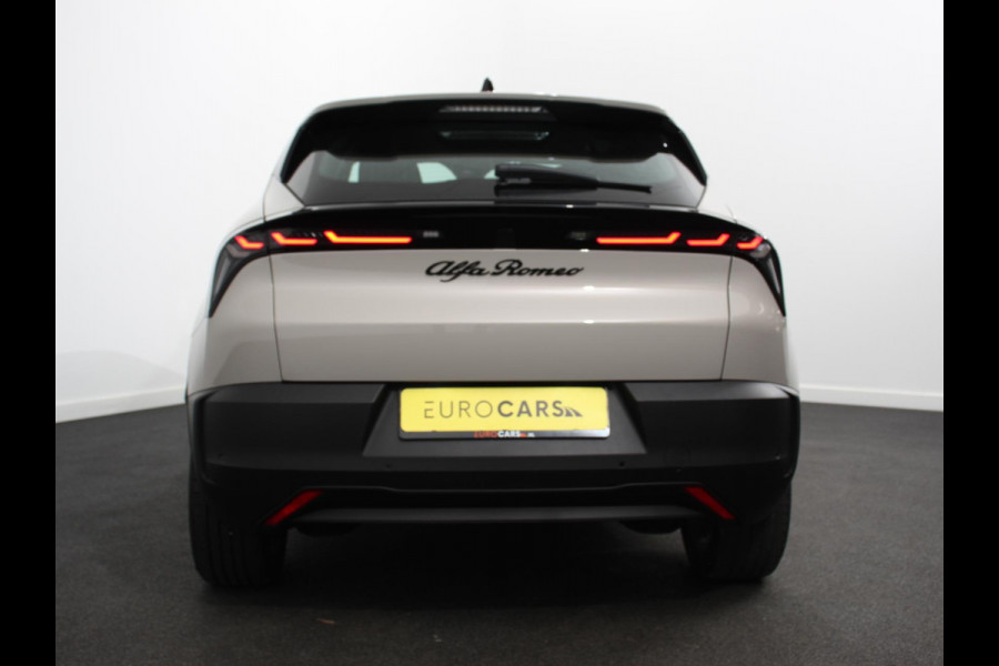 Alfa Romeo junior Elettrica Automaat 156PK Adaptieve Cruise Control LMV 18 inch Full Led Matrix Parkeer sensoren Navigatie Apple Carplay / Android auto  Climate Control