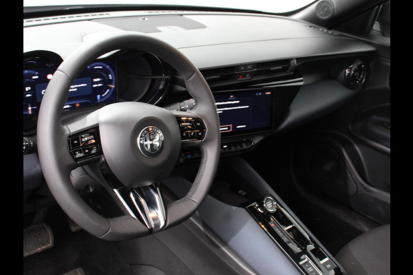 Alfa Romeo junior Elettrica Automaat 156PK Adaptieve Cruise Control LMV 18 inch Full Led Matrix Parkeer sensoren Navigatie Apple Carplay / Android auto  Climate Control