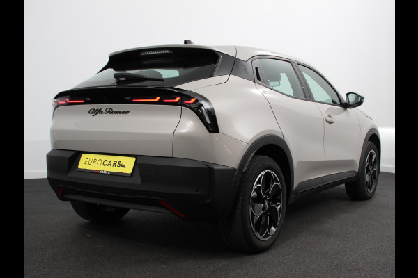 Alfa Romeo junior Elettrica Automaat 156PK Adaptieve Cruise Control LMV 18 inch Full Led Matrix Parkeer sensoren Navigatie Apple Carplay / Android auto  Climate Control