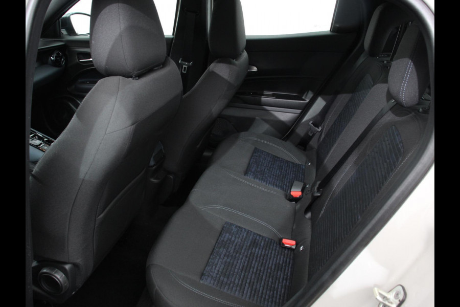 Alfa Romeo junior Elettrica Automaat 156PK Adaptieve Cruise Control LMV 18 inch Full Led Matrix Parkeer sensoren Navigatie Apple Carplay / Android auto  Climate Control