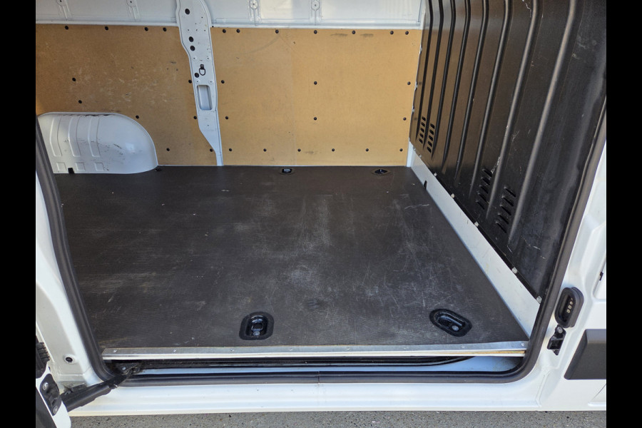 Renault Master / Nissan Interstar 2.3 dCi 150Pk / 110Kw L2/H2 Airco Cruise Achteruitrijcamera Trekhaak 2500 Kg