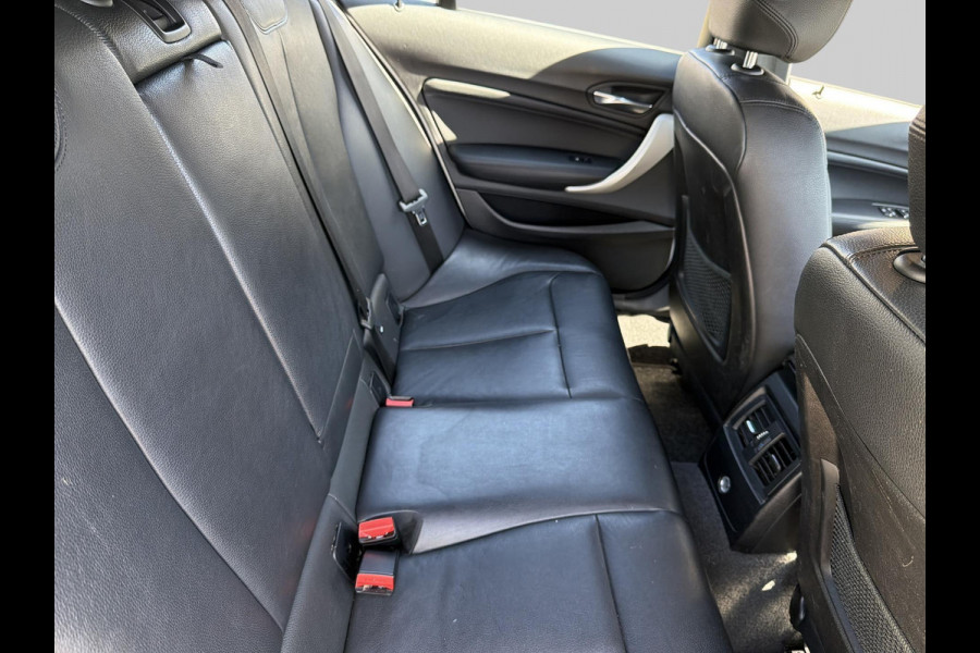 BMW 1-serie 118i Executive Automaat Incl. Stoelverwarming | Lederen stoelen| Parkeersensoren | Navigatie