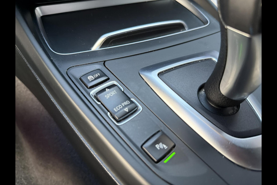 BMW 1-serie 118i Executive Automaat Incl. Stoelverwarming | Lederen stoelen| Parkeersensoren | Navigatie