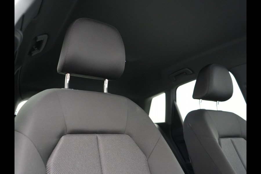 Audi Q4 e-tron 50 quattro Advanced edition 77 kWh 300pk Dealer O.H. | Apple Carplay | Voorstoelen Verwarmd | Navigatie Plus | 19"L.M | LED | Cruise Control | DAB | Virtual |