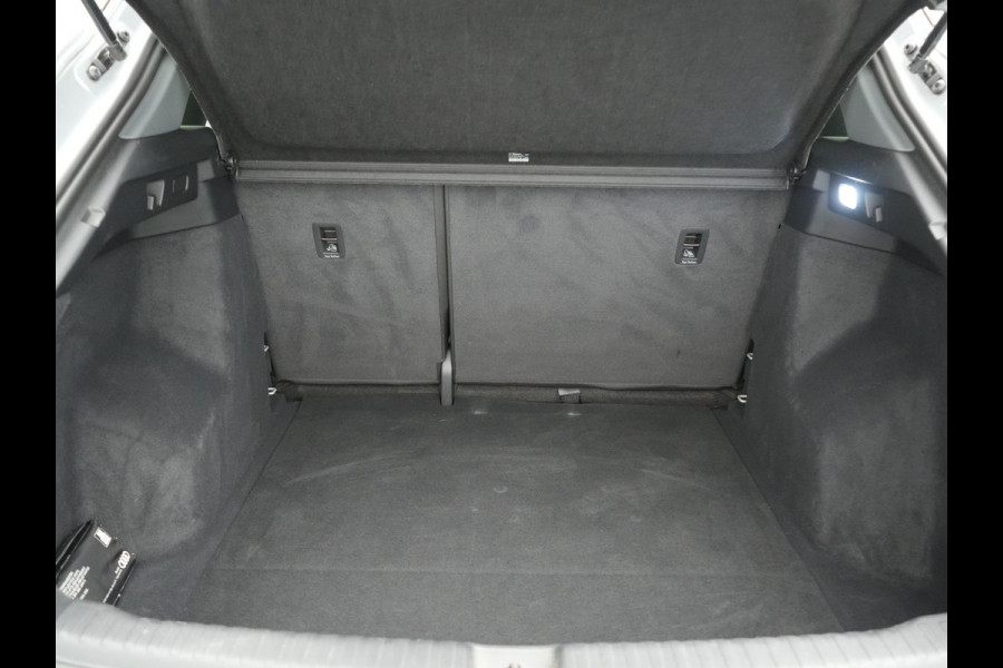 Audi Q4 e-tron 50 quattro Advanced edition 77 kWh 300pk Dealer O.H. | Apple Carplay | Voorstoelen Verwarmd | Navigatie Plus | 19"L.M | LED | Cruise Control | DAB | Virtual |