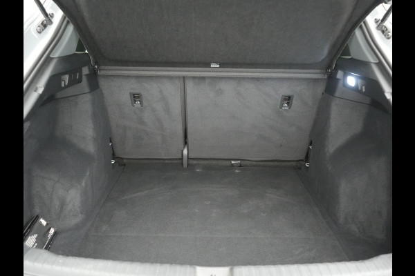 Audi Q4 e-tron 50 quattro Advanced edition 77 kWh 300pk Dealer O.H. | Apple Carplay | Voorstoelen Verwarmd | Navigatie Plus | 19"L.M | LED | Cruise Control | DAB | Virtual |