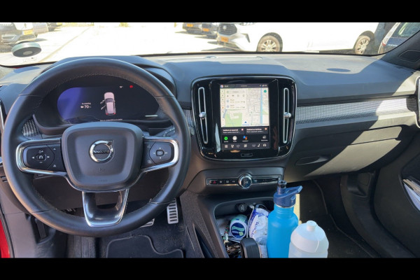 Volvo XC40 Recharge Plus / Trekhaak / Camera / CarPlay / Sfeerverlichting / 19'' / Stuur+Stoelverwarming / DAB / ACC / Warmtepomp