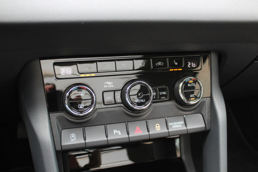 Škoda Karoq 1.5 TSI ACT Style Business / Trekhaak / Camera / Keyless / CarPlay / 18'' / Canton Audio / DAB / Stoelverwarming / Cruise Control Adaptief