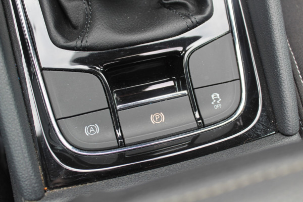 Škoda Karoq 1.5 TSI ACT Style Business / Trekhaak / Camera / Keyless / CarPlay / 18'' / Canton Audio / DAB / Stoelverwarming / Cruise Control Adaptief