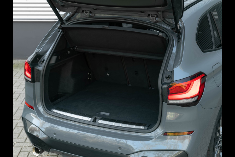 BMW X1 sDrive20i M-Sport - Pano - Trekhaak - Memoryzetel - Camera - Harman Kardon