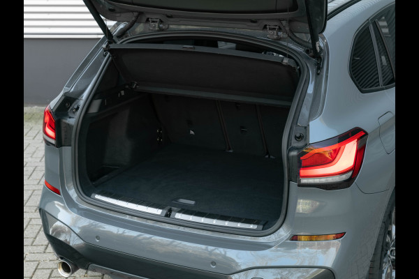 BMW X1 sDrive20i M-Sport - Pano - Trekhaak - Memoryzetel - Camera - Harman Kardon