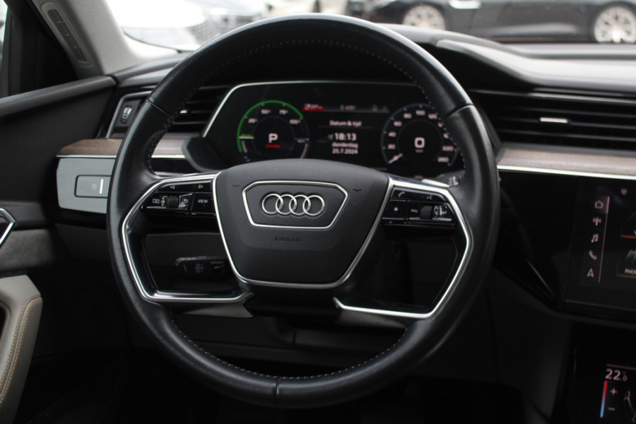 Audi e-tron e-tron 55 quattro advanced Pro Line Plus 95 kWh / Full option! / Trekhaak / Panoramadak / 360Camera / Head-up / B&O / Keyless / 21'' / Softclose / Stoelmassage / Luxe Leder / Nachtzicht / DAB / ACC