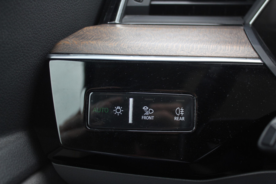 Audi e-tron e-tron 55 quattro advanced Pro Line Plus 95 kWh / Full option! / Trekhaak / Panoramadak / 360Camera / Head-up / B&O / Keyless / 21'' / Softclose / Stoelmassage / Luxe Leder / Nachtzicht / DAB / ACC