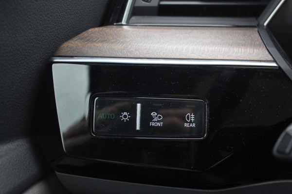 Audi e-tron e-tron 55 quattro advanced Pro Line Plus 95 kWh / Full option! / Trekhaak / Panoramadak / 360Camera / Head-up / B&O / Keyless / 21'' / Softclose / Stoelmassage / Luxe Leder / Nachtzicht / DAB / ACC