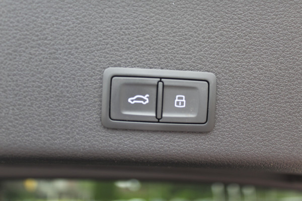 Audi e-tron e-tron 55 quattro advanced Pro Line Plus 95 kWh / Full option! / Trekhaak / Panoramadak / 360Camera / Head-up / B&O / Keyless / 21'' / Softclose / Stoelmassage / Luxe Leder / Nachtzicht / DAB / ACC