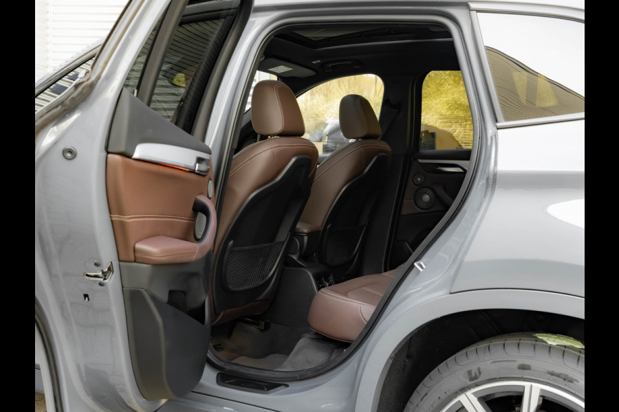 BMW X1 sDrive20i M-Sport - Pano - Trekhaak - Memoryzetel - Camera - Harman Kardon