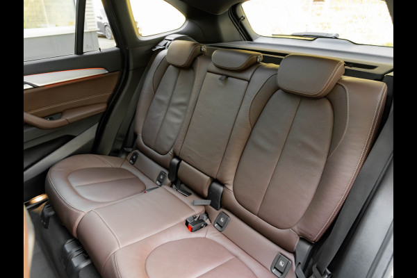 BMW X1 sDrive20i M-Sport - Pano - Trekhaak - Memoryzetel - Camera - Harman Kardon