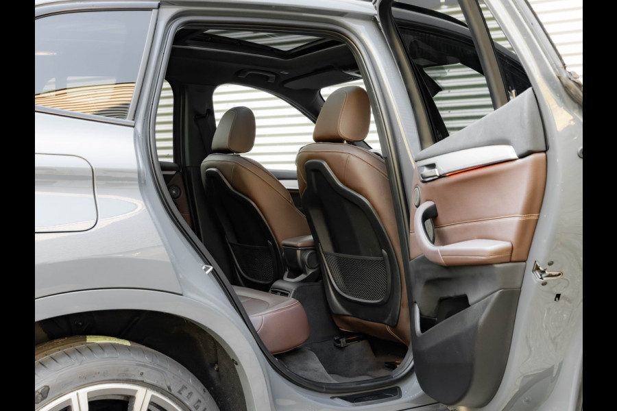 BMW X1 sDrive20i M-Sport - Pano - Trekhaak - Memoryzetel - Camera - Harman Kardon