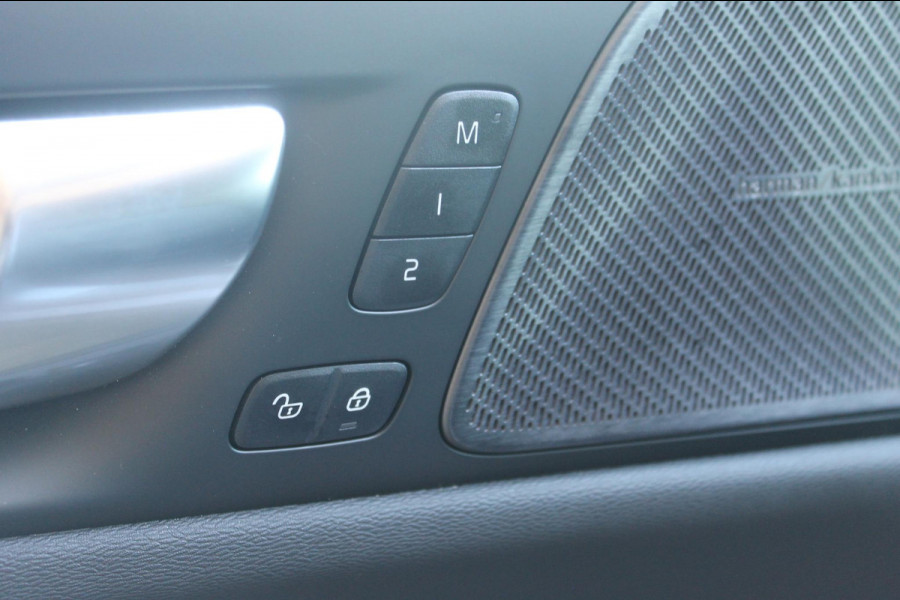 Volvo V60 T6 350PK Automaat Plug-in hybrid AWD Ultra Dark Adaptieve Cruise Control / Head-up display / Panoramisch schuif-kanteldak / Harman Kardon Audio / Blis / Google infotainment