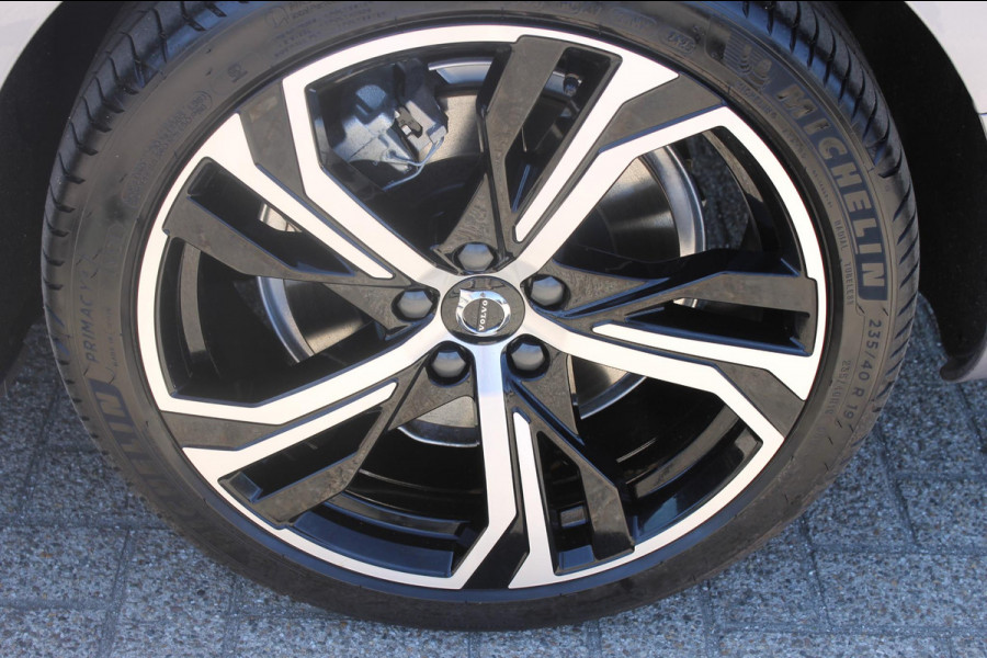 Volvo V60 T6 350PK Automaat Plug-in hybrid AWD Ultra Dark Adaptieve Cruise Control / Head-up display / Panoramisch schuif-kanteldak / Harman Kardon Audio / Blis / Google infotainment