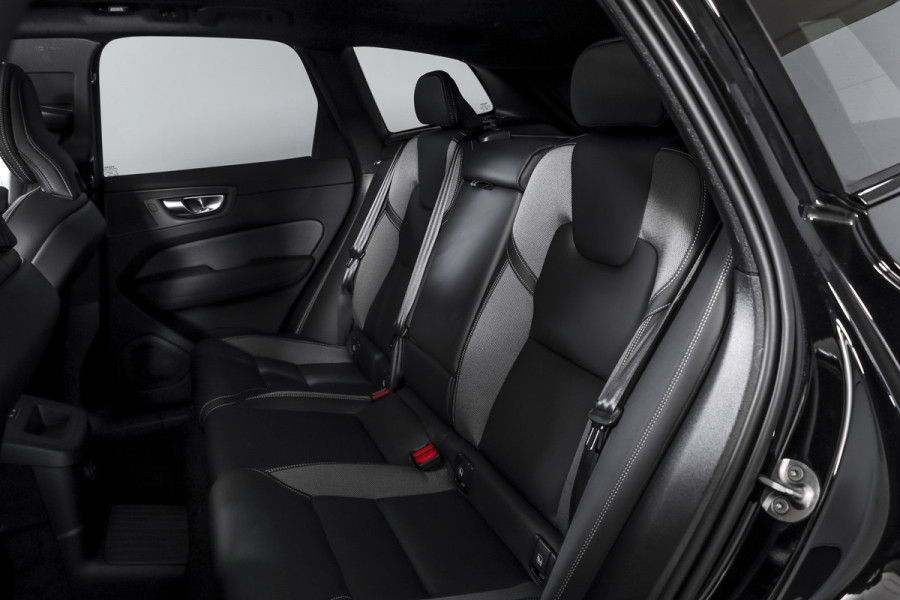 Volvo XC60 2.0 T8 Plug-in hybrid AWD Plus Black Edition | S/K Panodak | Elek. Trekhaak | 360 Camera | Head-Up | Harman/Kardon | Dig.Cockpit | Adapt.Cruise | Stoel-+Stuurverw. | NAV+App.Connect | Auto.Airco | LM 21" | 9971